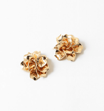 Load image into Gallery viewer, Vintage Flower Earring
